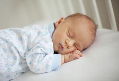 фото ребенок спит в кроватке