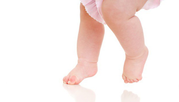 почему ребенок начинает ходить на носочках 