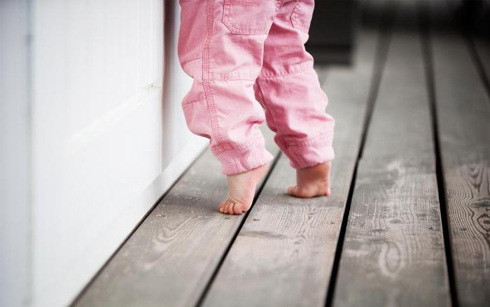  почему ребенок 1 года ходит на носочках 
