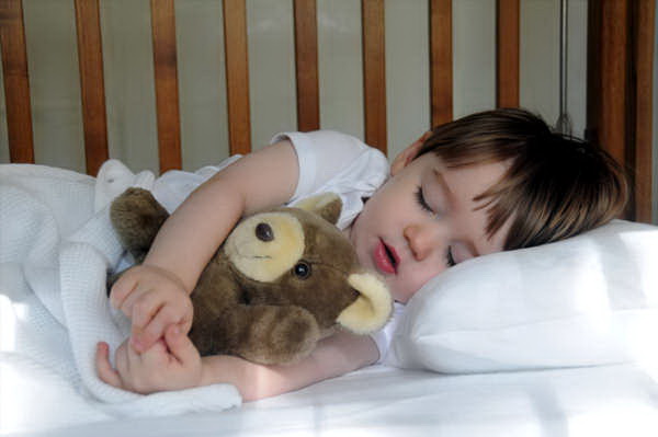 Почему ребенок не спит в своей кроватке? Как помочь?
